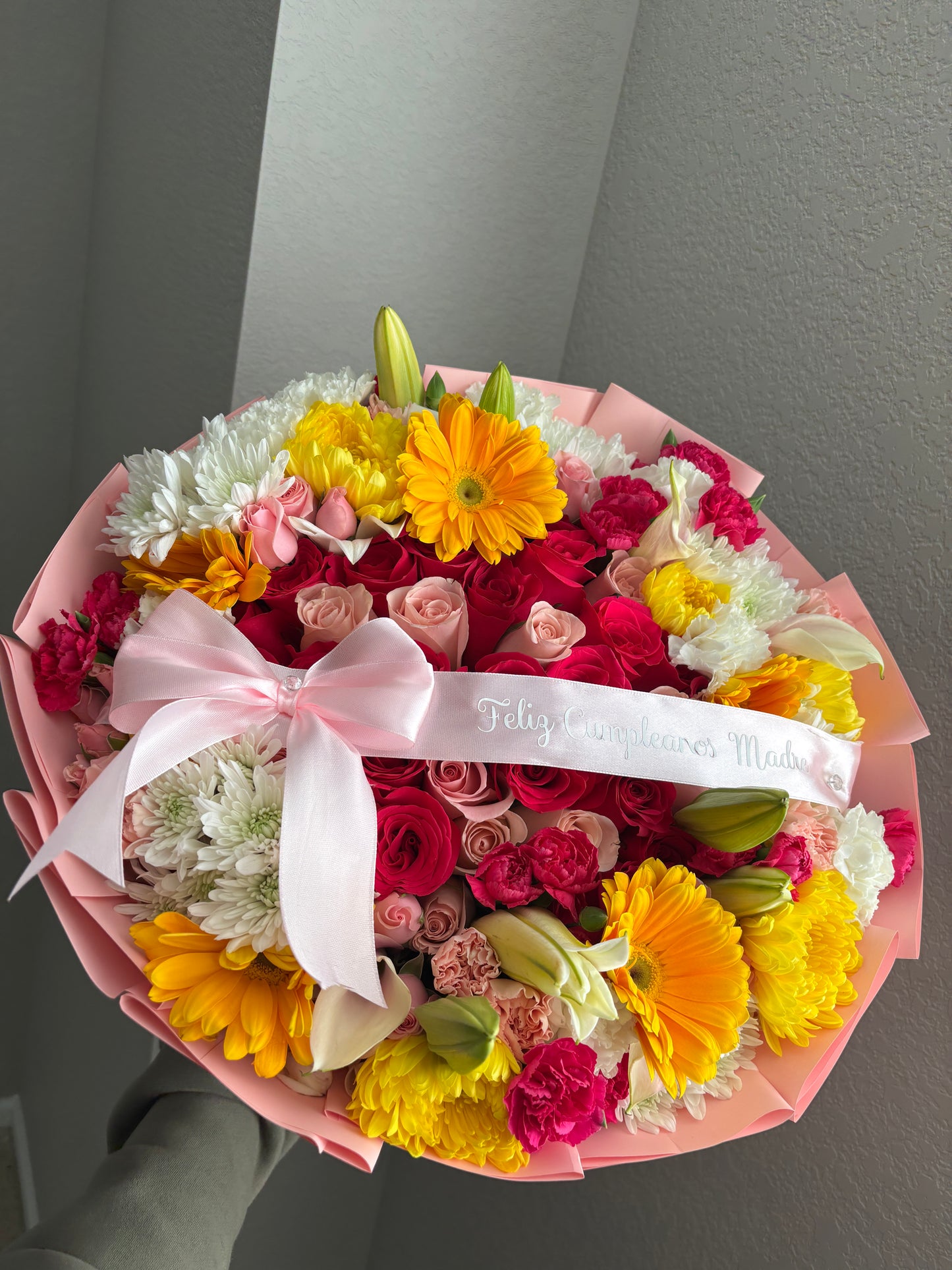 50 roses with flower rim